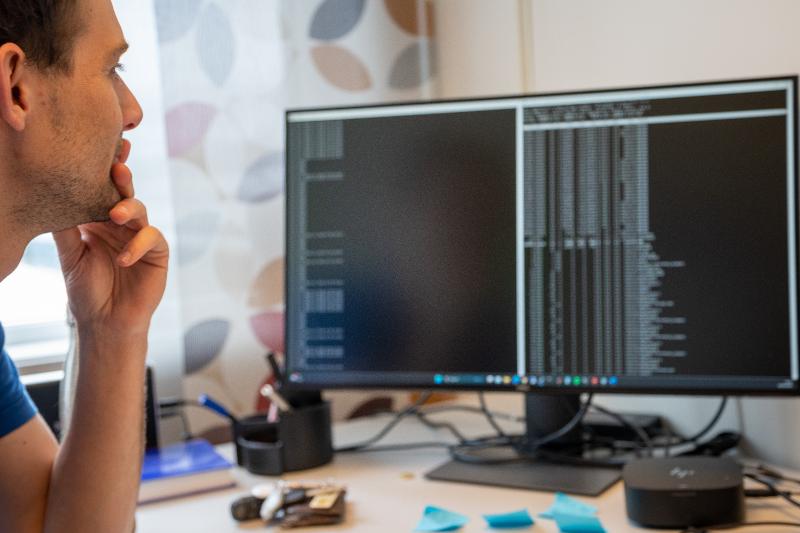 jack landy-230505-2.jpg Portrett av ein mann som står ved eit kart hengt på ein vegg.